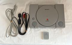 【中古・動作問題なし】 PlayStaion1（本体）＋コード（2個）＋メモリーカード（1個）