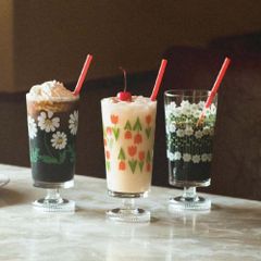 【新品未使用】アデリアレトロ 脚付きグラス コップ ガラス おしゃれ レトロ 脚付 おうち喫茶店 フェンス 昭和レトロ 食器 雑貨 花柄プリント カラフル ポップ プリントグラス 昭和グラス パフェ 風船