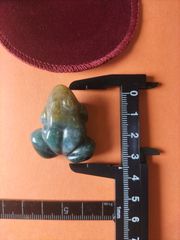 天然石 翡翠(ひすい)の カエル の置物です。巾着袋付き！