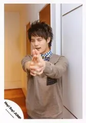 【中古】生写真(ジャニーズ) Hey! Say! JUMP/岡本圭人/上半身・衣装茶・シャツ青白チェック柄・蝶ネクタイ黄・両手組み・人差し指指差し・左目閉じ・口開き/「キミアトラクション」PV＆ジャケ写撮影オフショット/公式生写真