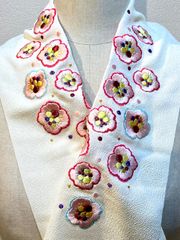 半襟⑨　在庫限り！特価　 縮緬地 刺繍　素敵な刺繍の半襟　白地　新品未使用