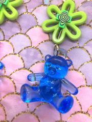 ビッグ青クマちゃん、花に乗って旅に出る耳飾り