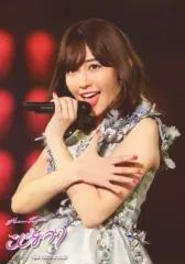 【中古】生写真(AKB48・SKE48) 小嶋陽菜/ライブフォト・上半身・衣装白.グレー・花柄・左手マイク・右手パー・両手交差/DVD＆Blu-ray BOX「こじまつり～小嶋陽菜感謝祭～」特典ステージショット生写真