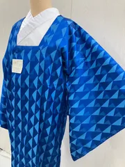«身丈調整可能・14日以内に発送»　«花ラブリ»AK857BL　リユース　リサイクル　未使用品　雨コート　道行衿タイプ　しつけ糸付き　青　ブルー系　幾何学模様　和装着物　和装レインコート　着物コート　和装コート　きものコート