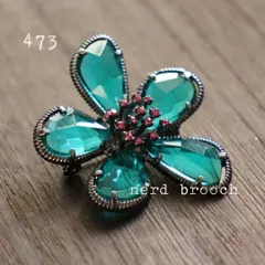 クリスタルフラワーのブローチ［ピーコックグリーン］お花 シンプル 大人 新品 カジュアル NerD