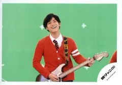 【中古】生写真(ジャニーズ) 関ジャニ∞/錦戸亮/横型・上半身・衣装赤・ギター・背景緑/公式生写真