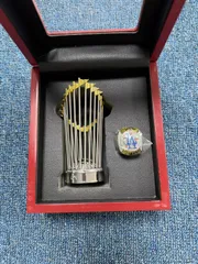大谷翔平 ワールドシリーズ優勝 トロフィー＆リング セットのサムネイル