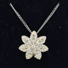 定価28000円】スワロフスキー Eternal Flower ペンダント♡お花 - メルカリ