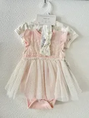 【新品】【CATHERINE MALANDRINO】 ロンパース ワンピース ヘアバンド付き 3～6ヶ月 ヘアバンド付き コットン100％ピンク ホワイト パステル お花 レース フリル 花柄 長袖 冬ガール 女の子 ベビー ギフト お祝い