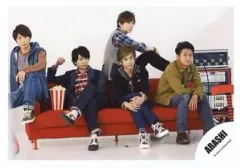 【中古】生写真(ジャニーズ) 嵐/集合(5人)/横型・全身・足組み・両手組み・ソファ座り・ポップコーン・背景白/公式生写真
