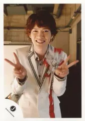 【中古】生写真(ジャニーズ) Snow Man/深澤辰哉/上半身・衣装白赤・黒銀・両手ピース・体正面・歯見せ/15夏 滝沢歌舞伎 10th Anniversary シンガポール公演 パンフレット撮影オフショット/公式生写真