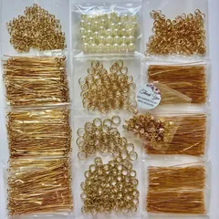 【パーツ8種セット　ゴールド系　 約1200個　ケース＆おまけ花座付　丸カン　ピン　デザインマルカン　パールビーズ　】まとめ売り★アクセサリーパーツ★ハンドメイド