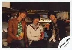 【中古】生写真(ジャニーズ) Hey! Say! JUMP/知念侑李・中島裕翔・薮宏太/横型・膝上・座り・衣装茶色・緑ボーダー・黒・セーター白・グラス・飲み物・センター知念/公式生写真