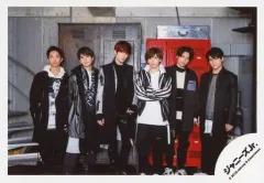 【中古】生写真(ジャニーズ) SixTONES/集合(6人)/横型・全身(足見切れ)・衣装白・黒・横並び・口閉じ・京本腕組み/「アーティスト写真撮影」オフショット/公式生写真