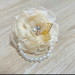 002 ハンドメイド コサージュ パール ビーズ　卒業式　卒園式　入学式　入園式　オーガンジー  クリーム