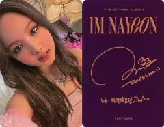 【中古】コレクションカード(女性) TWICE/ナヨン/裏面紫・印刷サイン入り/CD「THE 1ST MINI ALBUM IM NAYEON」封入特典フォトカード