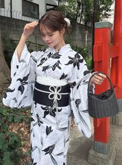 最終お値下げ 白地黒花柄浴衣・帯セット - メルカリ