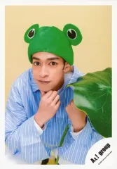 【中古】生写真(ジャニーズ) Aぇ! group/草間リチャード敬太/膝上・しゃがみ・衣装青・カエルの帽子・葉っぱ・背景ベージュ/Greeting Photo ～Rainy Season～/公式生写真