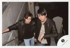 【中古】生写真(ジャニーズ) 7 MEN 侍/中村嶺亜・佐々木大光/横型・膝上・衣装黒・白・デニム・佐々木左手曲げ・中村右手広げ/「DREAM BOYS」グッズオフショット/公式生写真