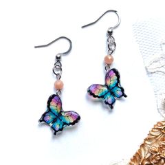 虹色の羽根 ― サンストーンと小さなお守り蝶のピアス（イヤリング変更OK）│ハンドメイド レジン 蝶々 プチプラ