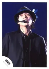 【中古】生写真(ジャニーズ) NEWS/錦戸亮/ライブフォト・バストアップ・衣装黒・帽子・目線左・背景青/公式生写真