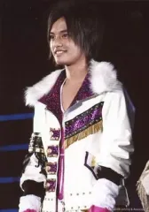 【中古】生写真(ジャニーズ) NYC/中山優馬/ライブフォト・上半身・衣装白.ピンク.紫・左向き・枠無し/公式生写真