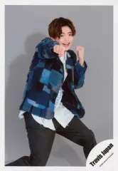 【中古】生写真(ジャニーズ) Travis Japan/吉澤閑也/膝上・衣装青.白・両手グー・右手前・背景グレー/「Travis Japan LIVE TOUR 2020 ENTER 1234567」グッズオフショット/公式生写真