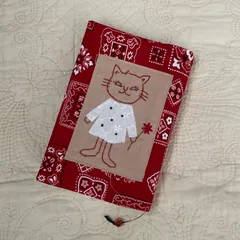 ハンドメイドのブックカバー、文庫本サイズ　刺繍　ネコちゃん