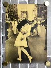 【クラフト紙製 ポスター　勝利のキス （アルフレッド・アイゼンスタット）　50㎝×35㎝】D06-17/TUEのサムネイル