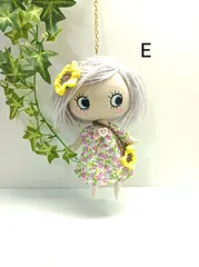 E パープルイエローの花柄ワンピース＆ひまわりのヘアピン＆ひまわりのポシェットの3点セット
