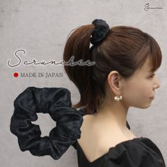 ♥シュシュ♥ヘアアクセサリー☆日本製シルク生地100％で1点ずつ職人が作ったかわいいシュシュです！少し小ぶりですが、控えめでありながらオリジナルの総柄がとても上品♪お子様のヘアアクセとしても◎和装にもばっちりあいます！（ブラック）