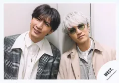 【中古】生写真(STARTO) WEST./藤井流星・神山智洋/横型・バストアップ/アルバム「AWARD」MV＆ジャケ写オフショット/公式生写真