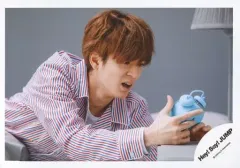 【中古】生写真(ジャニーズ) Hey! Say! JUMP/中島裕翔/横型・バストアップ・衣装赤青白・両手で目覚まし時計持つ/「マエヲムケ」PV＆ジャケ写撮影オフショット/公式生写真