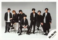 【中古】生写真(ジャニーズ) Kis-My-Ft2/集合(7人)/横型・全身・衣装黒白・千賀、玉森、二階堂座り/18初夏 コンサートパンフ＆グッズ撮影オフショット