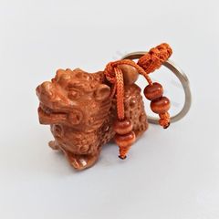 キーホルダー 根付け ストラップ 麒麟 木彫り 木製 お守り メンズ レディース 守護 開運 魔除け キーリング 車用 風水 招福 縁起物 男性向けギフト プレゼント 小さめ 工芸品 美術品 オブジェ 可愛い 神話 神獣 平和 繁栄 幸運 新品未使用 送料無料