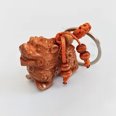 キーホルダー 根付け ストラップ 麒麟 木彫り 木製 お守り メンズ レディース 守護 開運 魔除け キーリング 車用 風水 招福 縁起物 男性向けギフト プレゼント 小さめ 工芸品 美術品 オブジェ 可愛い 神話 神獣 平和 繁栄 幸運 新品未使用 送料無料