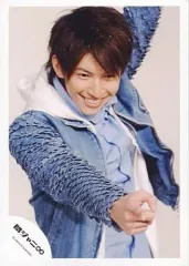 【中古】生写真(ジャニーズ) 関ジャニ∞/大倉忠義/上半身・デニムジャケット・シャツ水色・右手前・左手上げ・背景白/公式生写真