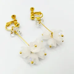 【No.220】白い花のボールイヤリング