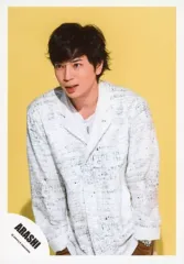 【中古】生写真(ジャニーズ) 嵐/松本潤/上半身・衣装白・両手ポケット・体斜め・顔左向き・口開き・背景黄/「Are You Happy?」ジャケ写撮影＆「Don’t You Get It」PV撮影/公式生写真