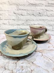 【新品】ペアカップソーサー　盈進窯　カップ＆ソーサー　２客セット　水色　ピンク　乳白　φ9.5/15.5cm　北欧風　デザインカップ　コーヒーカップ　ティーカップ　おしゃれ　珍しい　コーヒー　碗皿　個性的　独特　贈り物　日本製