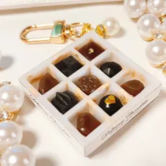 バレンタインチョコレート◆ホワイト 白 金箔 シャカシャカキーホルダー シェイカー チャーム レジン フェイクスイーツ ミニチュア ボックス BOX パール 名入れ イニシャル プレゼント 推し活 ハートシェイカーしぇりるのシェイカー