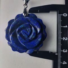 天然石 ラピスラズリ の 薔薇(ばら)のネックレスです。チェーンはラピスラズリ！