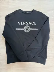 Versace 黒トレーナー ロゴ刺繍 新作タグ付き VERSACE(ヴェルサーチェ) スウェット・トレーナー(メンズ
