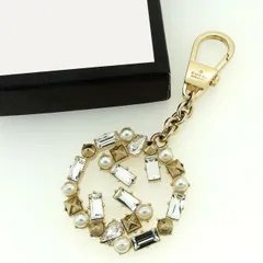 【最大30％OFF】グッチ チャーム キーホルダー ジュエル＆パール付き ダブルGビジュー ゴールド×ホワイトパール×クリア ゴールド金具×フェイクパール×ストーン GUCCI  T10832S