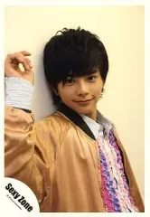 【中古】生写真(ジャニーズ) Sexy Zone/佐藤勝利/上半身・ベージュ色ジャケット・壁に寄りかかり・カメラ目線/公式生写真