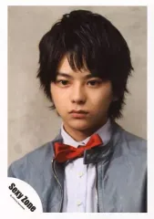 【中古】生写真(ジャニーズ) Sexy Zone/佐藤勝利/バストアップ・衣装グレー水色・蝶ネクタイ赤・目線左下/公式生写真