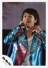 【中古】生写真(ジャニーズ) Kis-My-Ft2/北山宏光/ライブフォト・上半身・衣装青ピンク白・右手マイク・左手首元・目線左/公式生写真