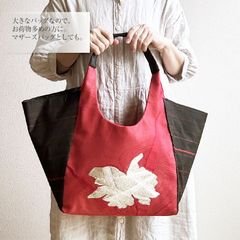 着物リメイク　バッグ　【でかバッグ　夏帯　赤菖蒲花1つ】手さげカバン トートバッグ 大きめバッグ マザーバッグ 肩掛け A4 収納 着物 浴衣 祭り 入学式 結婚式 母の日 敬老の日 アンティーク ビンテージ 古布 絹 シルク プレゼント