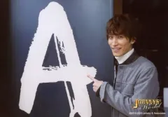 【中古】生写真(ジャニーズ) Mis Snow Man/渡辺翔太/横型・バストアップ・衣装グレー・左手人差し指立て/JOHNNYS’ World 2015-2016