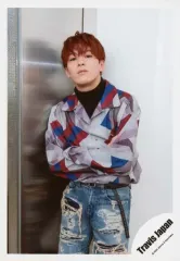 【中古】生写真(ジャニーズ) Travis Japan/松倉海斗/膝上・衣装グレー.赤.青・腕組み・壁に寄りかかり/「Travis Japan LIVE TOUR 2020 ENTER 1234567」グッズオフショット/公式生写真